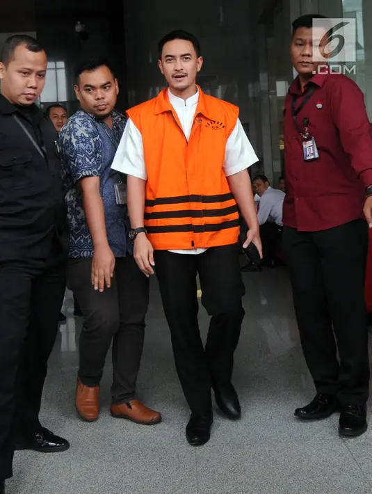 Gubernur Jambi nonaktif Zumi Zola berjalan keluar gedung KPK seusai pemeriksaan, Jakarta, Kamis (26/4). Zumi Zola diperiksa perdana setelah ditahan KPK terkait kasus dugaan penerimaan gratifikasi sejumlah proyek di Provinsi Jambi (Merdeka.com/Dwi Narwoko)