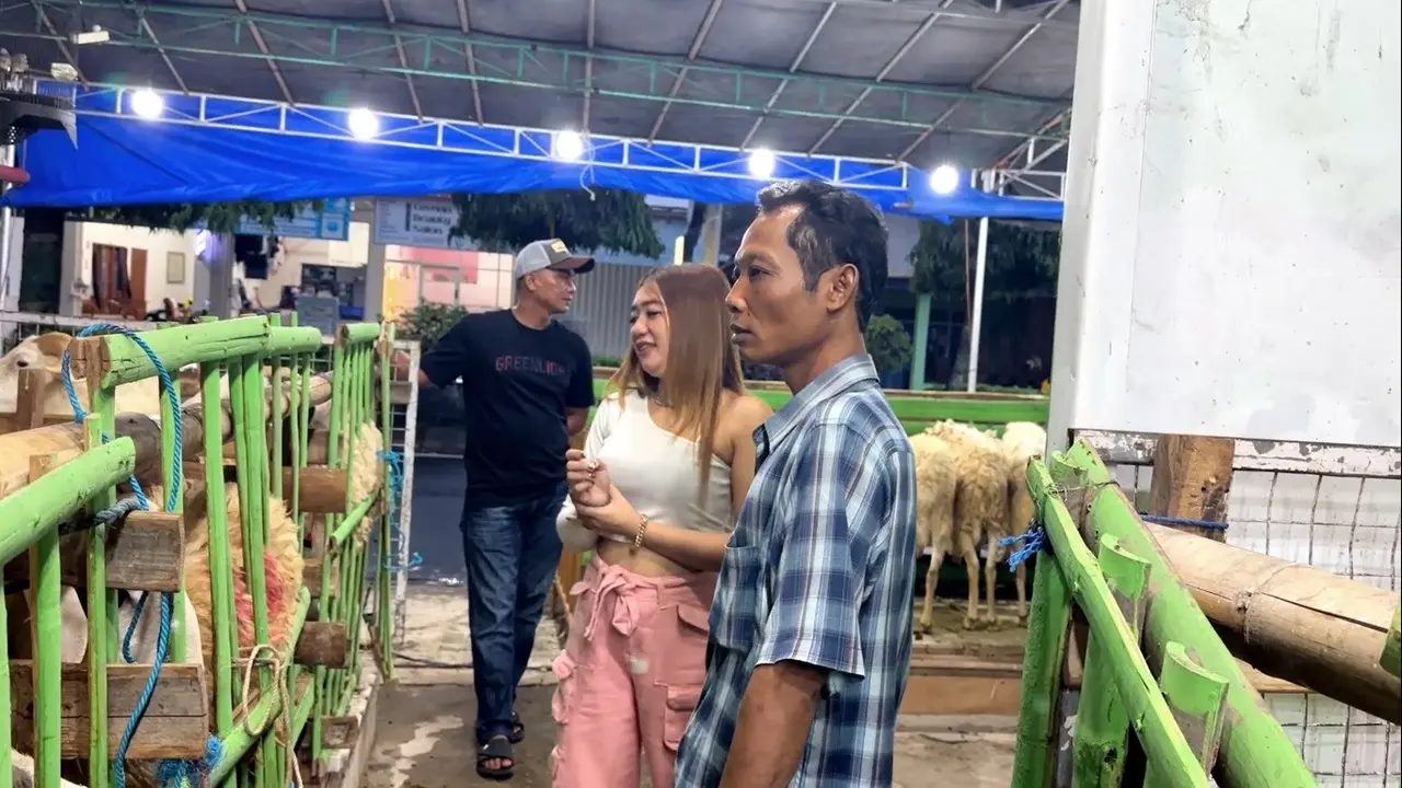 SPG Tawarkan hewan kurban ke pelanggan