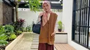Outfit nuansa earth tone seperti yang dikenakan Ayana Moon ini bisa kamu pertimbangkan. Padukan vest warna cokelat muda dengan rok plisket warna brick.  (Instagram/xolovelyayana).