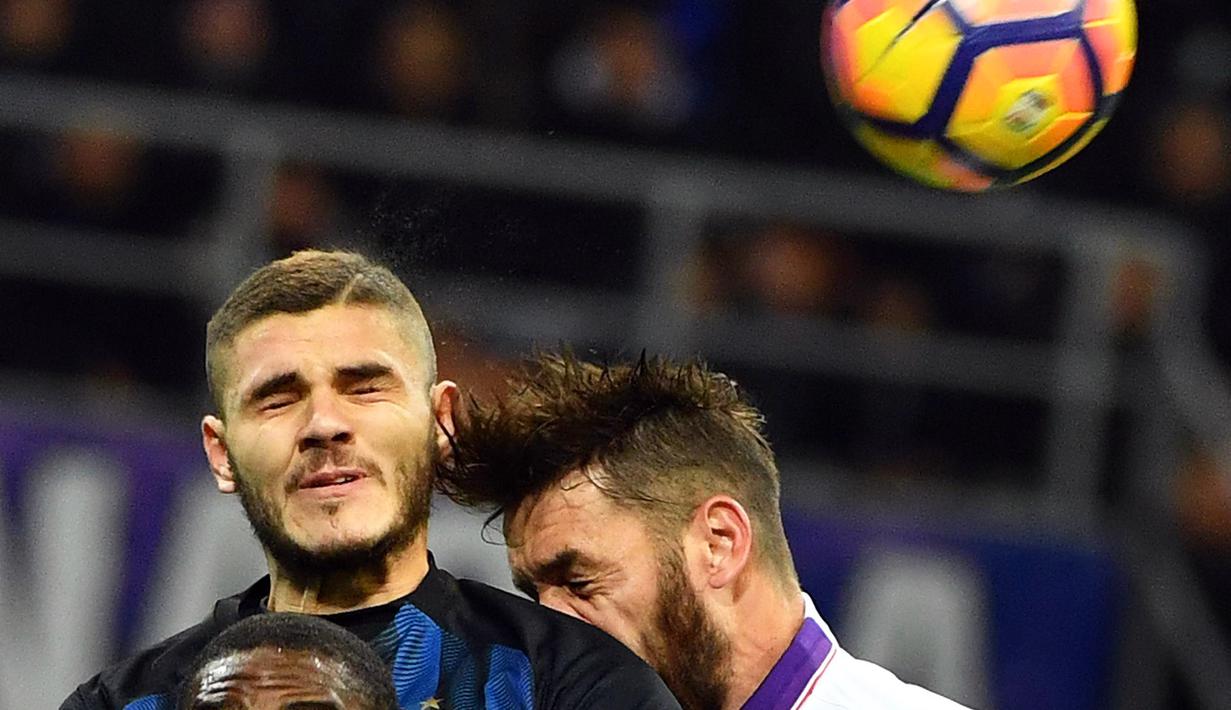 Striker Inter Milan, Mauro Icardi, berduel dengan pemain Fiorentina, Gonzalo Rodriguez, pada laga pekan ke-14 Serie A di Giuseppe Meazza, Senin (28/11/2016). (EPA/Daniel Dal Zennaro)