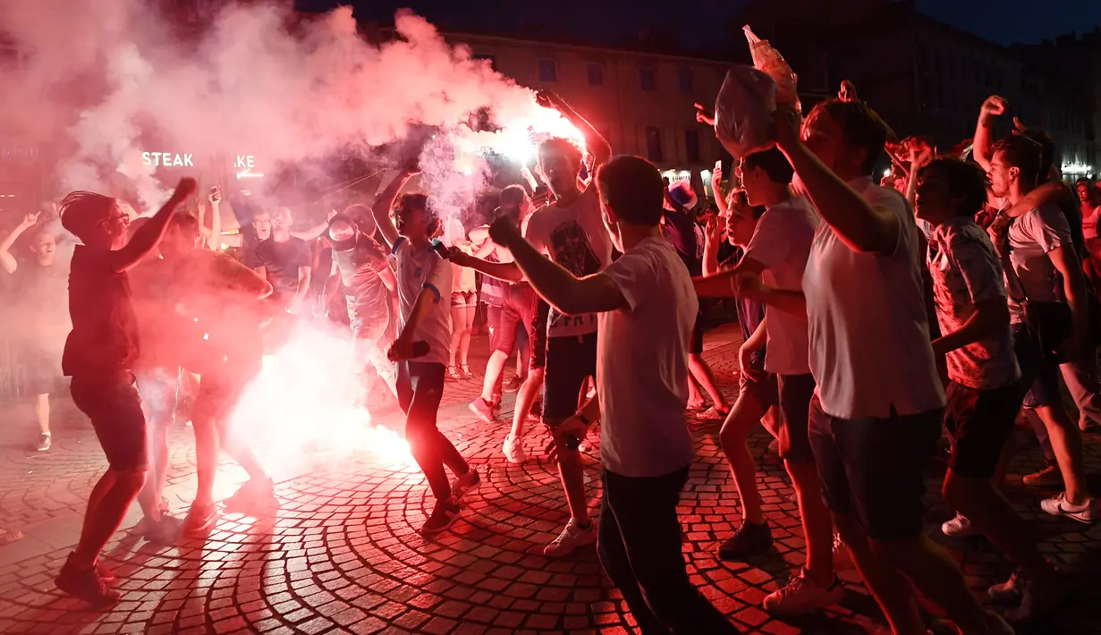 Luapan kegembiraan warga saat peluit akhir pertandingan antara Prancis dengan Belgia pada semifinal Piala Dunia 2018, Marseille, Prancis, Selasa (10/7). Prancis menaklukkan Belgia dan maju ke babak final. (Anne-Christine POUJOULAT/AFP)