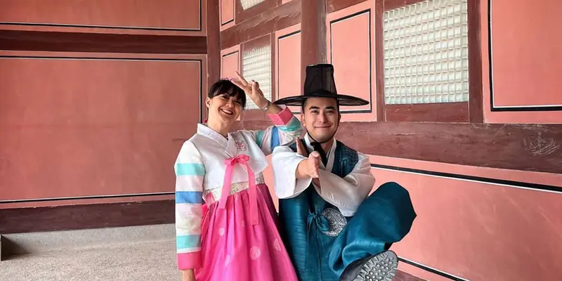 Potret Winky Wiryawan dan Istri di Korea Selatan, Tampil Kocak Pakai Hanbok