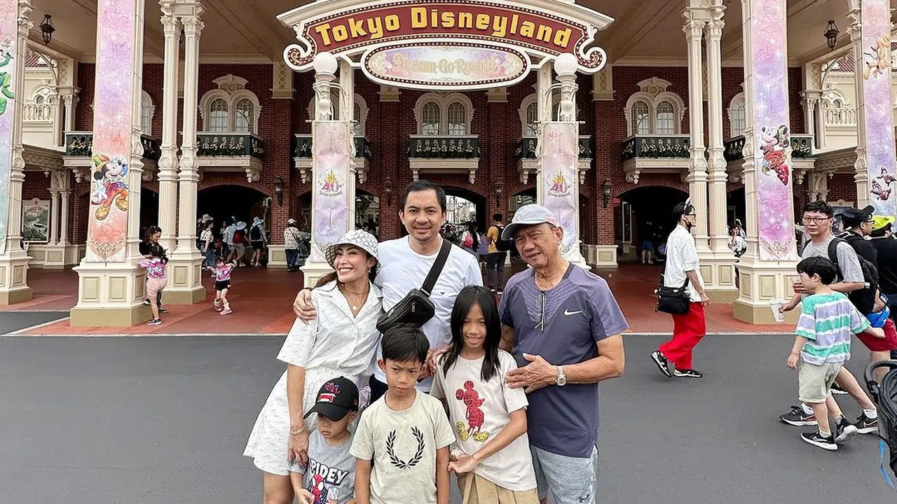 Keluarga Ayu Dewi liburan di Jepang