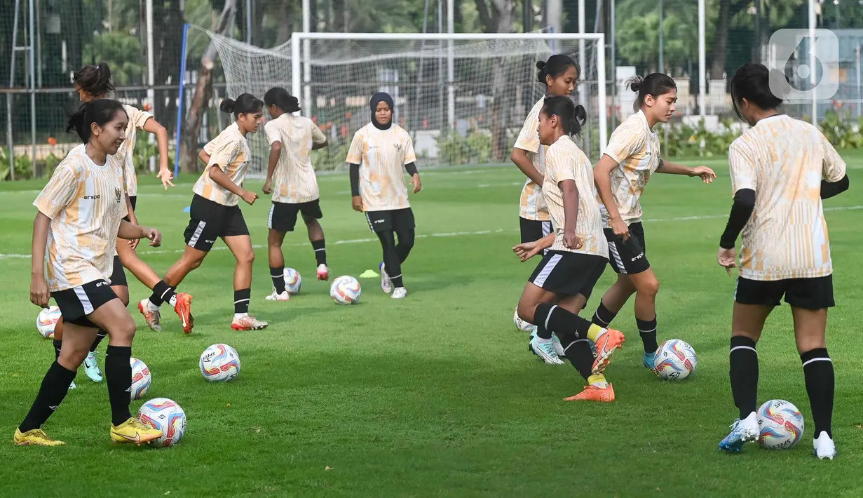 Timnas Wanita Indonesia akan melakukan laga uji coba internasional melawan Singapura di Stadion Madya, Jakarta pada Selasa (28/5/2024). (Liputan6.com/Herman Zakharia)