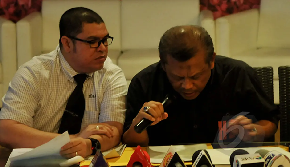 Kuasa Hukum Sutan Bhatoegana, Eggy Sujana (kanan) saat jumpa pers terkait pengajuan Praperadilan terhadap KPK, Jakarta, Kamis (26/2). Sutan memastikan akan mengajukan gugatan praperadilan terkait penetapan tersangkanya. (Liputan6.com/Johan Tallo)
