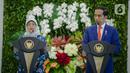Presiden Joko Widodo (kanan) dan Presiden Singapura, Halimah Yacob melakukan konferensi pers bersama saat kunjungan kenegaraan di Istana Bogor, Jawa Barat, Selasa (4/2/2020). Dalam pertemuan tersebut kedua negara membahas kerjasama terutama dalam sektor bisnis. (Liputan6.com/Faizal Fanani)