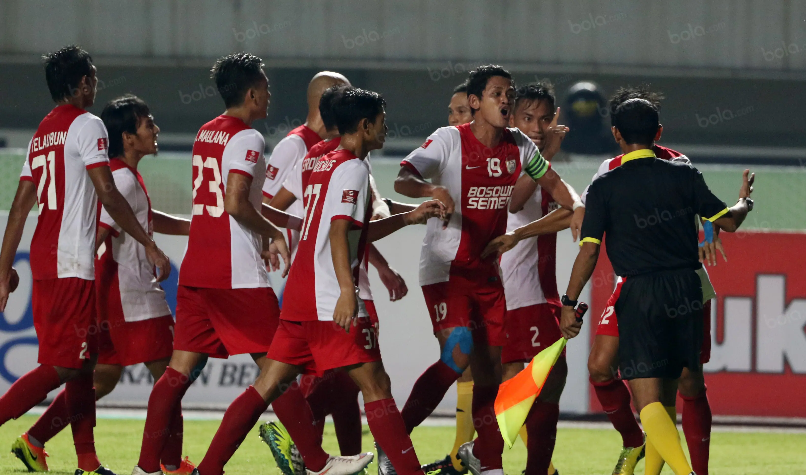 Para pemain PSM Makassar memprotes keputusan wasit pada laga Torabika SC 2016 melawan Persib Bandung di Stadion Gelora Bandung Lautan Api, Sabtu (2/7/2016). (Bola.com/Nicklas Hanoatubun)