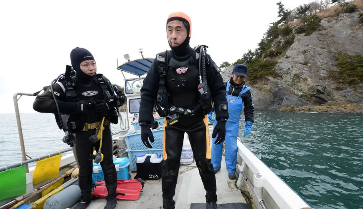 Yasuo Takamatsu dan instruktur bersiap melakukan penyelaman di perairan laut yang dingin di Onagawa Miyagi Jepang (2/03/2014) (AFP Photo/Toru Yamanaka).
