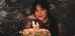 Naysila Mirdad membagikan beberapa foto perayaan ulang tahun ke-38. Ia pun mendapat banyak kejutan dari para sahabat dengan makan bersama dan tiup lilin kue ulang tahun. [@naymirdad]