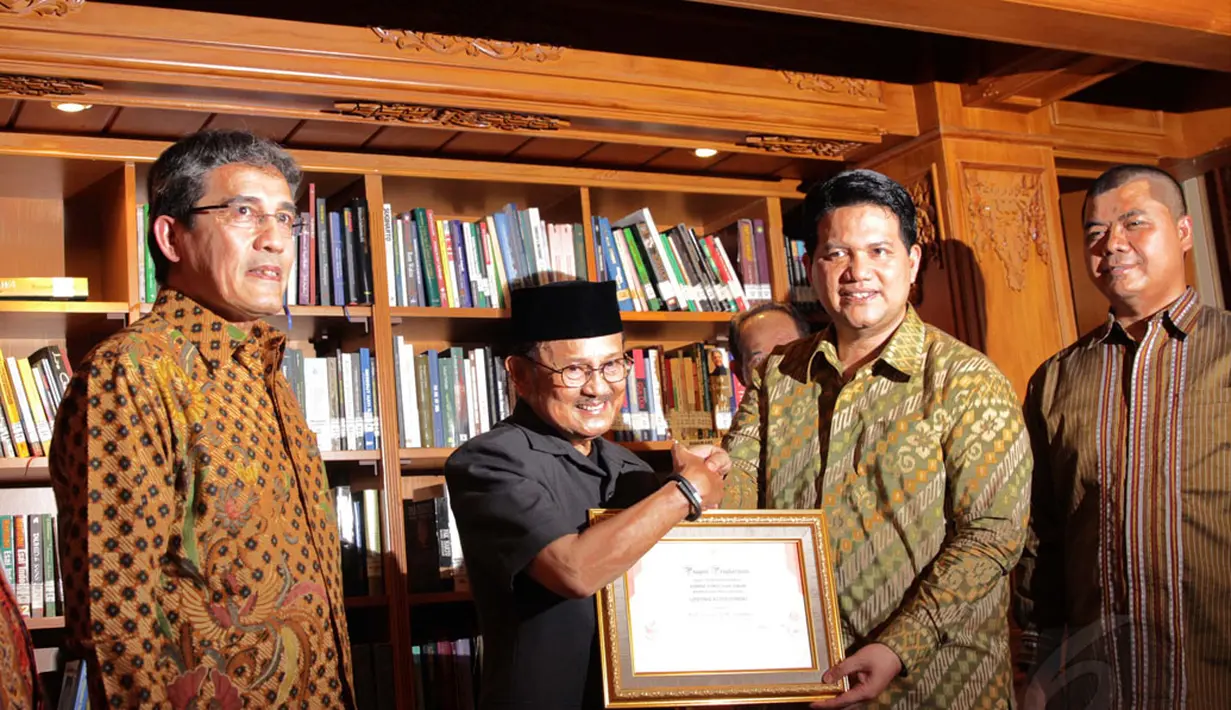 Presiden ke-3 RI, BJ Habibie (kedua dari kiri) menerima penghargaan dari KPU Pusat di Jakarta, Senin (29/12). (Liputan6.com/Faizal Fanani)