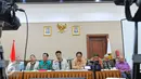 Anggota Dewan Energi Nasional (DEN) memaparkan hasil sidang ke 19 di Kementrian ESDM, Jakarta, Senin (14/11). Sidang tersebut membahas perkiraan pencapaian target energi baru terbarukan untuk tahun 2017. (Liputan6.com/Angga Yuniar)