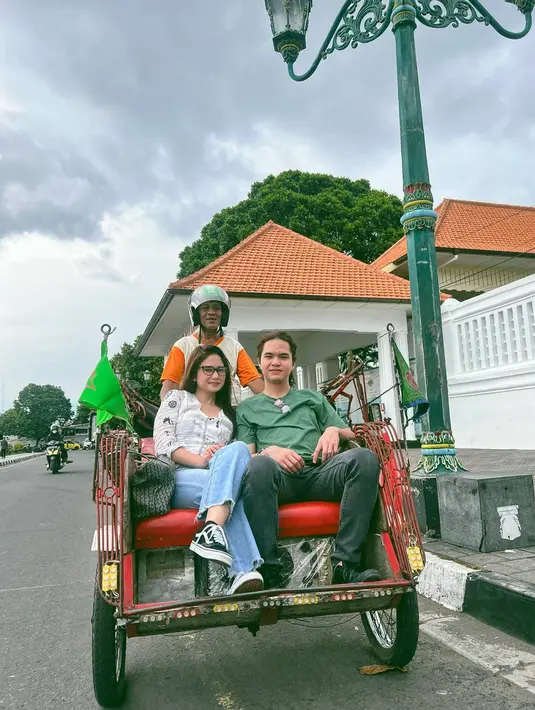 Seru liburan ke Yogyakarta, keduanya pun sempat mencoba naik becak bareng di Alun-Alun Kidul. Becak motor 
 sendiri memang cukup banyak ditemui di kawasan wisata di sekitar Kraton Yogyakarta yang banyak menjajakan jasanya kepada para wisatawan. (Liputan6.com/IG/@tissabiani)