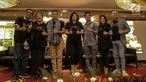 Para pemain dan produser film Guru Ngaji berfoto bersama usai jumpa pers di Jakarta, Senin (19/2). Film Guru Ngaji akan tayang serentak pada 22 Maret 2018 di seluruh bioskop Indonesia. (Liputan6.com/Faizal Fanani)