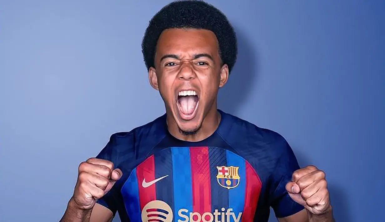 Jules Kounde. Bek tengah Sevilla asal Prancis berusia 23 tahun ini awalnya hampir bergabung dengan Chelsea setelah terjadi kesepakatan nilai transfer antara kedua klub. Namun ternyata sang pemain lebih memilih Barcelona dibanding Chelsea. Ia pun akhirnya digaet Barcelona dengan nilai transfer sebesar 50 juta euro atau setara Rp761 miliar. (twitter.com/barcauniversal)