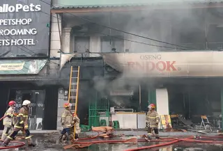 Kebakaran melanda rumah makan Oseng Endok di Jalan Raya Margonda, Kota Depok, Jawa Barat, pada Sabtu (21/3/2026). (Foto: Istimewa)