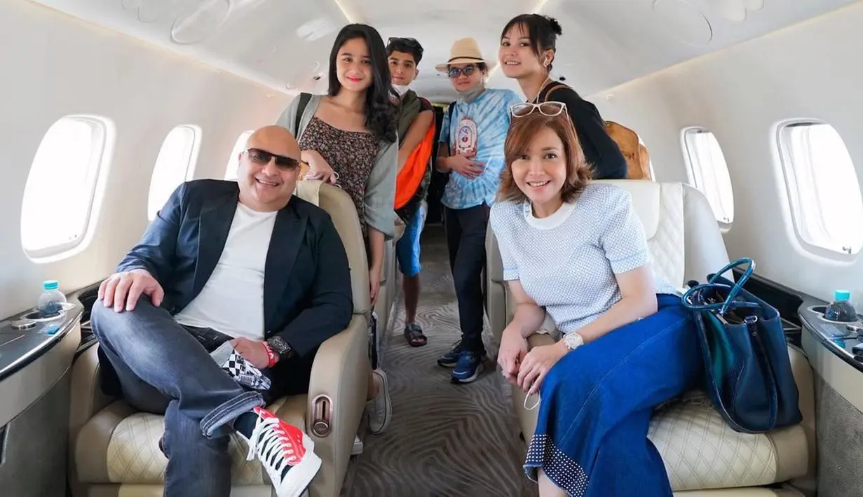 Istri Irwan Musry ini memang membebaskan anak-anaknya dalam memilih pasangan, namun ia tetap memberikan arahan dalam menjalani hubungan tersebut. Contohnya dalam hal membalas perhatian yang diberikan oleh perempuan.  (Instagram/maiaestiantyreal)