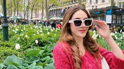 Keturunan Australia, Syahra Larez yang pancarkan pesona tersendiri ini bikin pangling. Pamer senyuman tipis sembari candid seakan sedang memegang kacamata, Syahra Larez tetap memesona. Tak hanya sekadar kenakan kacamata, namun artis kelahiran 31 Agustus 2001 ini juga selaraskan warna kacamata dan outfit yang dikenakannya. (Liputan6.com/IG/syahralarez_new)