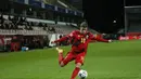 Gelandang Belgia, Thorgan Hazard berusaha mengumpan bola saat bertanding melawan Denmark pada pertandingan UEFA Nations League di stadion King Power di Leuven, Belgia, Rabu (18/11/2020). Belgia mengumpulkan 15 poin dari enam laga. (AP Photo/Francisco Seco)