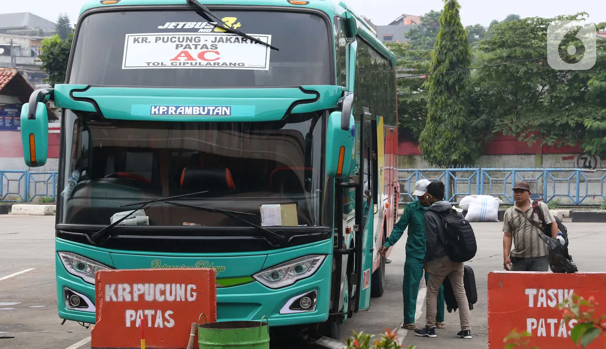 Calon pemudik saat berada di area Terminal Kampung Rambutan Jakarta, Senin (30/3/2020). Pemerintah sedang menyiapkan peraturan terkait mudik lebaran 2020 untuk mengurangi mobilitas penduduk dalam upaya pencegahan penyebaran virus Corona COVID-19. (Liputan6.com/Helmi Fithriansyah)