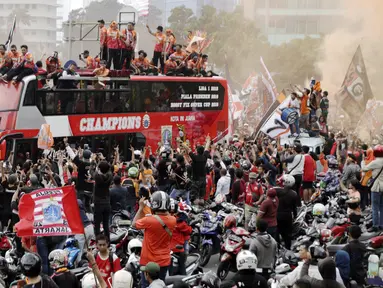 Pemain Persija Jakarta bersama The Jakmania melakukan pawai merayakan gelar Piala Liga 1 musim 2018 di Bundaran HI, Jakarta, Sabtu (15/12). Persija berhasil juara Liga 1 usai mengalahkan Mitra Kukar. (Bola.com/Yoppy Renato)