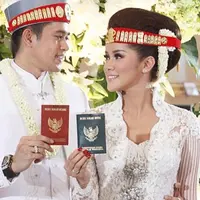 Olla Ramlan dan Aufar Hutapea pamerkan buku nikah (Instagram/@ollaramlanaufar)