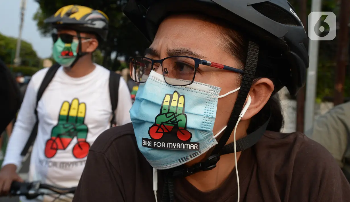 Peserta aksi SaveMyanmar mengenakan masker bertuliskan "Bike For Myanmar" di kawasan Bundaran HI, Jakarta, Sabtu (24/4/2021). Aksi tersebut bentuk kecaman atas kudeta ilegal dan menuntut militer Myanmar segera mengakhiri kekerasan serta mengembalikan demokrasi. (merdeka.com/Imam Buhori)