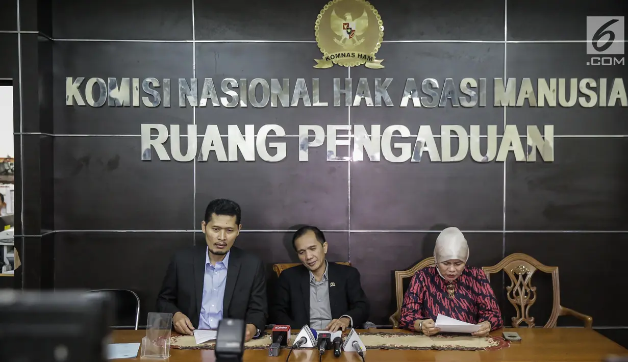 (ki-ka) Komisioner Komnas HAM M. Nurkhoiron, Ketua Komnas HAM Nur Kholis, Komisioner Komnas HAM Roichatul Aswidah saat hadir dalam konferensi pers terkait tindakan persekusi di Kantor Komnas HAM, Jakarta Pusat, Selasa (6/6). (Liputan6.com/Faizal Fanani)