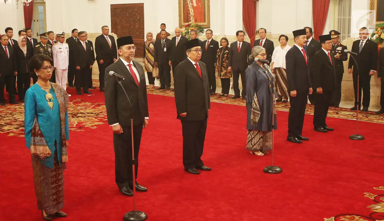 Suasana pelantikan Enam Duta Besar Luar Biasa dan Berkuasa Penuh (LBBP) untuk negara-negara sahabat saat disumpah di Istana Negara, Jakarta, Kamis (18/5). Keenam duta besar ini akan ditempatkan di sejumlah negara. (Liputan6.com/Angga Yuniar)
