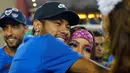 Penyerang Brasil, Neymar memeluk penyanyi Anitta saat menghadiri parade pertunjukan sekolah samba Vila Isabel selama Karnaval Rio de Janeiro di Sambadrome, Brasil (4/3). (AP Photo/Mauro Pimentel)