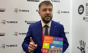 Direktur Forum Pariwisata Internasional "Let’s Travel!" sekaligus Deputi CEO Roscongress Foundation Vladimir Zatynayko pada Jumat (5/6/2026). (Dok. Liputan6.com/Khairisa Ferida)