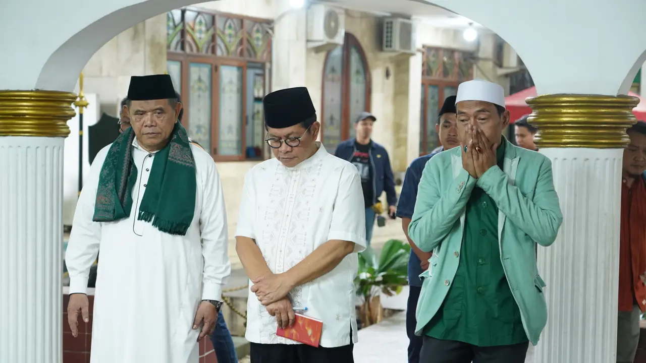 Calon gubernur Jakarta nomor urut 3 Pramono Anung berziarah ke makam Pangeran Jayakarta, Selasa, (24/9/2024)