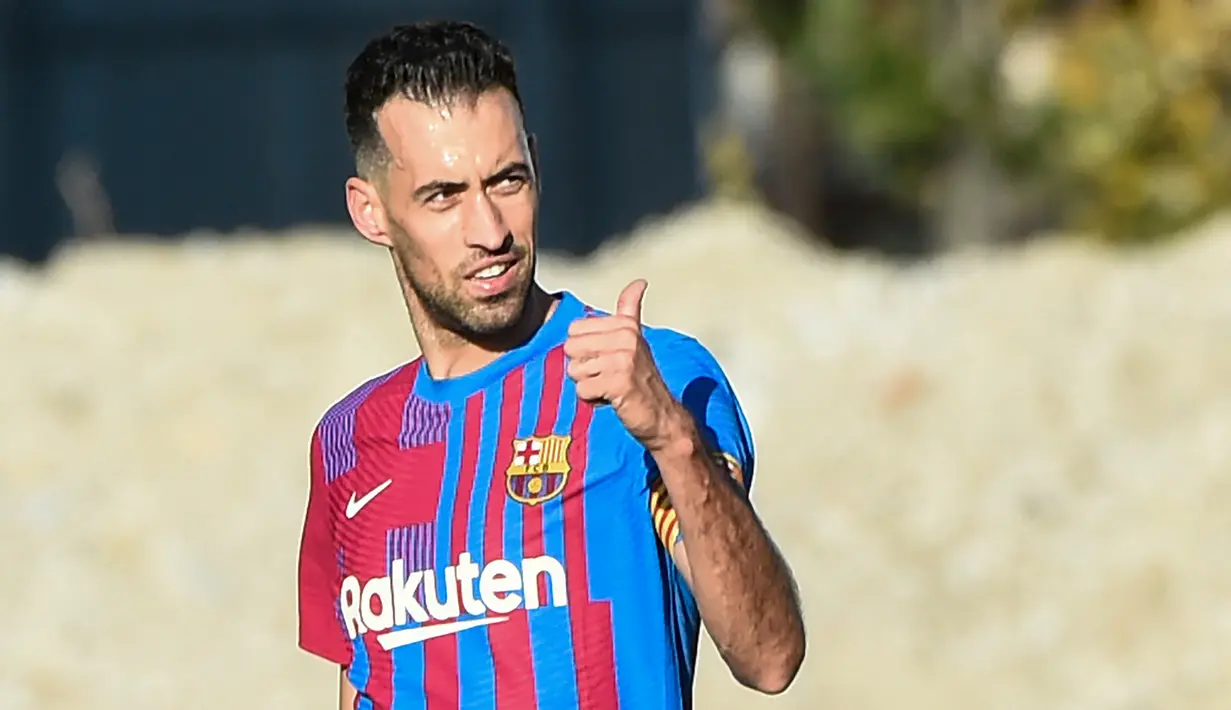 Sergio Busquets. Gelandang Spanyol berusia 34 tahun ini hingga kini setia berseragam Barcelona sepanjang kariernya. Ia merupakan anggota Akademi Barcelona alias La Masia sejak awal musim 2005/2006 yang akhirnya promosi ke tim senior pada awal musim 2008/2009. Hingga akhir musim 2021/2022 lalu ia telah tampil dalam 676 laga bersama Barcelona di semua ajang dengan torehan 18 gol dan 40 assist. (AFP/Miguel Riopa)