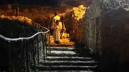 Jemaat Samaria berjalan saat fajar menuju puncak Gunung Gerizim selama perayaan Shavuot menurut tradisi Samaria di dekat kota Nablus di Tepi Barat utara (5/6/2022). Perayaan ini menandai pemberian Taurat kepada orang Israel di Gunung Sinai selama tujuh minggu setelah eksodus alkitabiah mereka dari Mesir.(AFP/Jaafar Ashtiyeh)