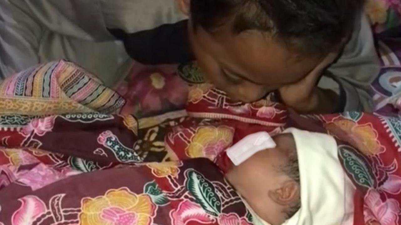 "Disatu sisi sedih kan lahiran anaknya ga didampingi suaminya ,ditambah bapa aku juga kebetulan lagi kebandung, jadi ga ada laki2 selain anaknya teteh aku ini yang satu2 harus ngadzanin bayi," tulisnya.