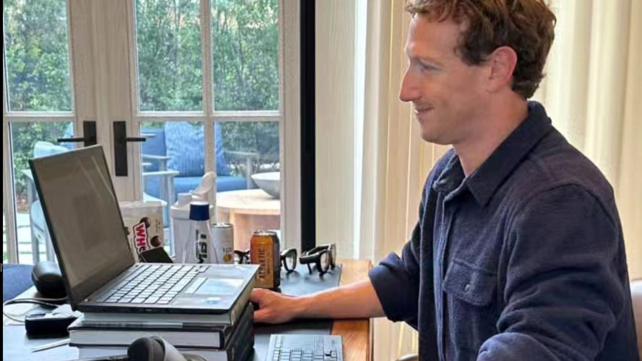 Gaya Meja Kerja Mark Zuckerberg Viral Curi Perhatian, Teknologi Ini Jadi Penyebabnya