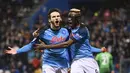 Gelandang Napoli, Khvicha Kvaratskhelia (kiri) berselebrasi dengan rekan setimnya Victor Osimhen setelah mencetak gol ke gawang Sassuolo pada pertandigan lanjutan Liga Serie A Italia di Stadion Mapei di Reggio Emilia, Italia, Sabtu (17/2/2023). Napoli menang atas Sassuolo dengan skor 2-0. (Massimo Paolone/LaPresse via AP)