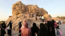 Pengunjung berkumpul di luar Cave of Miracles, bagian dari Quranic Park, Dubai,Uni Emirat Arab, 6 April 2019. Taman Alquran ini dibangun di atas lahan seluas 60 hektare. (REUTERS/Satish Kumar)