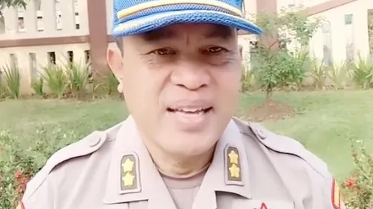 “Ini rekan-rekan, walaupun satu letting ini nasibnya beda, nih. Izin, komandan. Nah ini komandan saya, nih. Bintaranya satu letting, ya, rekan-rekan. Ini nasibnya bagus, sekarang pangkatnya sudah AKBP,” ucap Iptu Saeful Muksin.