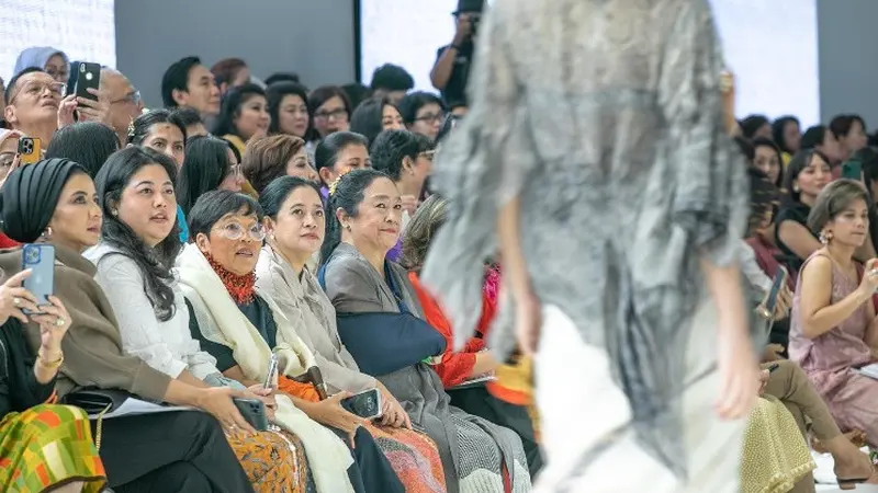 Cinta Wastra Nusantara, Puan Maharani Duduk di Front Row Peragaan Busana Obin di JFW 2024