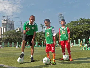 Kurniawan Dwi Yulianto saat membagi tips menggiring bola untuk siswa Sekolah Dasar pada ajang Milo Football Clinic Day, Minggu (30/10/2016) di Simprug. (Bola.com/Nicklas Hanoatubun)