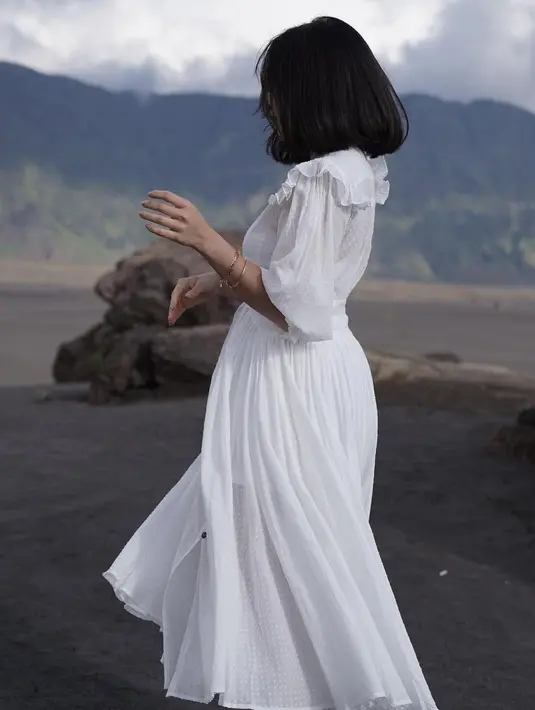 Gisel saat menari untuk syuting video musik dari Setian Band di Gunung Bromo.  Dalam keterangannya Gisel mengucapkan Trimakasih kang @charly_setiaku dan team buat kesempatannya..
Jadi akhirnya pecah telor deh main jg ke Bromo stlh puluhan tahun jadi arek Suroboyo. (Instagram/gisel_la)