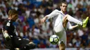 Aksi pemain Real Madrid, Gareth Bale (kanan)  mengadang sepakan kiper Levante, Raul Fernandez pada lanjutan La Liga di Santiago Bernabeu stadium, Madrid (9/9/2017). Madrid bermain imbang 1-1. (AFP/Pierre-Philippe Marcou)