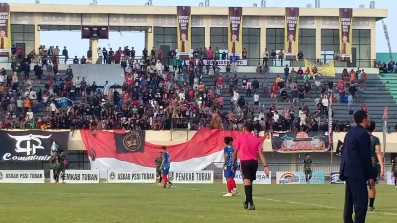 Keributan suporter di tribun Timur Stadion Bumi Wali Tuban