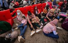 FOTO: Pemudik Ibu-Ibu sampai Anak-Anak Kelelahan saat Berpanas-panasan Mengantre di Pelabuhan Ciwandan