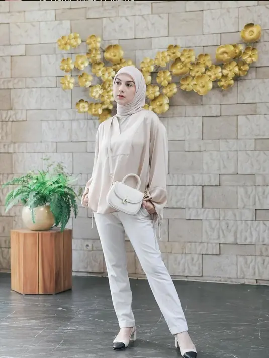 Lewat unggahan ini, berat badan Irish Bella kembali di titik terendahnya. Ia terlihat mengenakan celana panjang yang membuat penampilan wanita 28 tahun ini terlihat langsing. (Liputan6.com/IG/@_irishbella_)