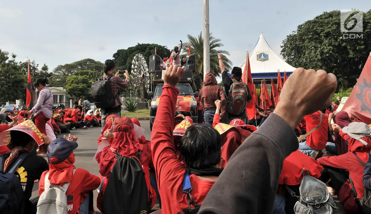 Massa yang tergabung dalam Komite 1 Mei Untuk Kemerdekaan, Kesejahteraan, dan Kesetaraan (KOMITMEN) saat menggelar aksi Peringatan 20 Tahun Reformasi di depan Istana Merdeka, Jakarta, Minggu (20/5). (Merdeka.com/Iqbal S Nugroho)