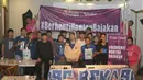 Sejumlah fans foto bersama saat acara Roaring Night Chelsea vs Manchester City di Balik Arah Coffee & Food Space, Bekasi, Jawa Barat, Sabtu (17/2/2024). Acara ini juga menjadi ajang silaturahmi para pendukung The Blues yang berada di Bekasi. (Bola.com/Pradipta Rama Baskara)