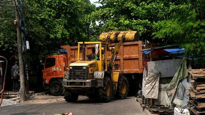 DLH DKI Angkut 140 Ton Tumpukan Sampah Viral di Kedaung Kaliangke