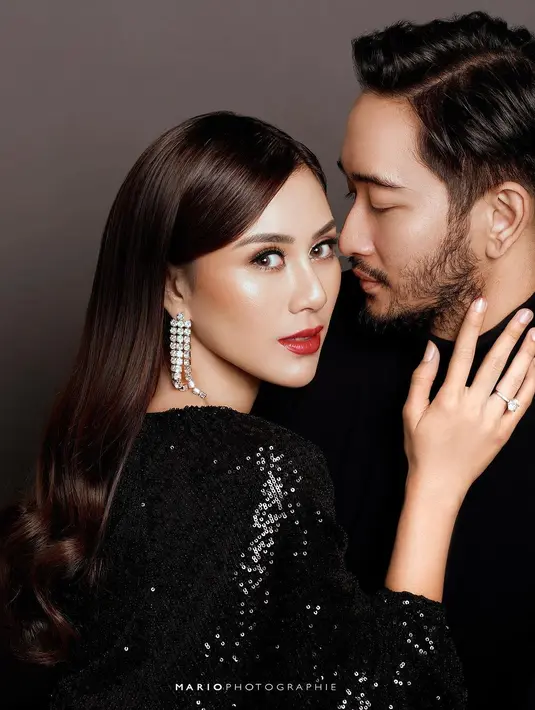 Glamor menjadi tema pertama pemotretan keluarga Jeje. Tampak Syahnaz tampil glamor mengenakan sequined dress hitam dan riasan bold. Sementara Jeje mengenakan turtleneck dan long pants serba hitam. [Instagram/ @mariophotographie]
