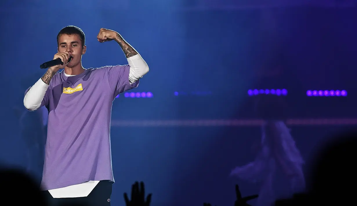 Terkenal sebagai penyanyi solo pria yang kerap memiliki masalah dengan fansnya, Justin Bieber yang sedang beristirahat dari jadwal turnya mendapat kunjungan dari wanita spesial, yaitu neneknya yang bernama Diane Dale. (AFP/Bintang.com)